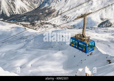 Arosa Seilbahn zum Skigebiet Arosa bis zu Weisshorn Peak im Winter, Schweiz Stockfoto