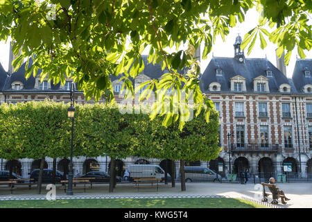 Mann sitzt in "Place des Vosges", Paris, Frankreich Stockfoto