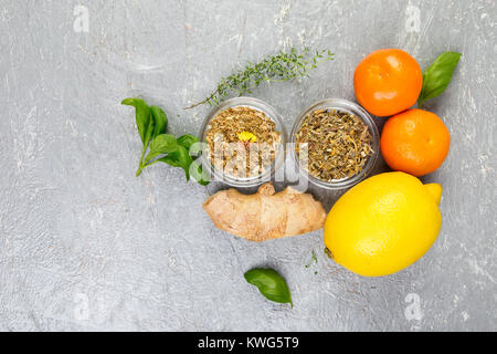 Konzept der natürlichen Medizin. Natürliche Heilmittel bei Erkältungen auf grauem Hintergrund. Flach. Kopieren Sie Platz. Stockfoto