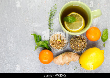 Konzept der natürlichen Medizin. Natürliche Heilmittel bei Erkältungen auf grauem Hintergrund. Flach. Kopieren Sie Platz. Stockfoto