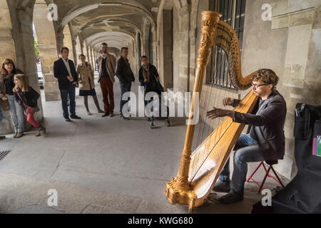 Frankreich, Paris, Harfenistin spielt in "Place des Vosges Stockfoto