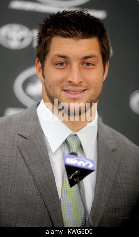 FLORHAM PARK, NJ - 26. März: Quarterback Tim Tebow Adressen der Medien, wie er als ein New York Jet im Atlantic Health Jets Training Center am 26. März 2012 in Florham Park, New Jersey eingeführt wird. Tebow, von den Denver Broncos in der vergangenen Woche gehandelt werden und das Team der Backup quarterback nach Jets werden Head Coach Rex Ryan. Tebow, die 2007 Heisman Trophy Winner, begann 11 Spiele in 2011 für Denver und beendete mit einem 7-4 Rekord als Starter. Er führte die Broncos zu einem Endspiel überstunden gegen die Pittsburgh Steelers in der ersten Runde gewinnen, bevor schließlich verliert der New England Patriots in Th Stockfoto