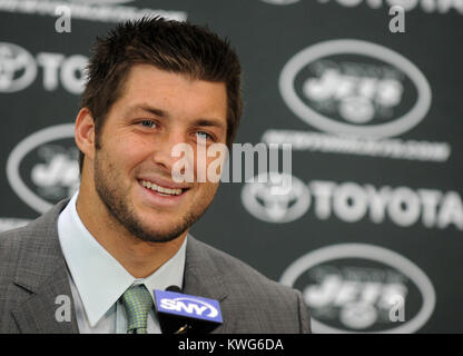 FLORHAM PARK, NJ - 26. März: Quarterback Tim Tebow Adressen der Medien, wie er als ein New York Jet im Atlantic Health Jets Training Center am 26. März 2012 in Florham Park, New Jersey eingeführt wird. Tebow, von den Denver Broncos in der vergangenen Woche gehandelt werden und das Team der Backup quarterback nach Jets werden Head Coach Rex Ryan. Tebow, die 2007 Heisman Trophy Winner, begann 11 Spiele in 2011 für Denver und beendete mit einem 7-4 Rekord als Starter. Er führte die Broncos zu einem Endspiel überstunden gegen die Pittsburgh Steelers in der ersten Runde gewinnen, bevor schließlich verliert der New England Patriots in Th Stockfoto