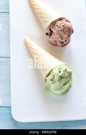 Zwei Kegel Mutter - aromatisiert Eis auf dem weißen Hintergrund Stockfoto