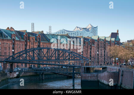 Elbphilharmonie, Konzertsaal von den Architekten Herzog und de Meuron an der Elbe, HafenCity, Hamburg, Deutschland. Stockfoto