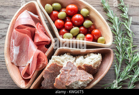 Schinken mit Brot und Cherry-Tomaten Stockfoto