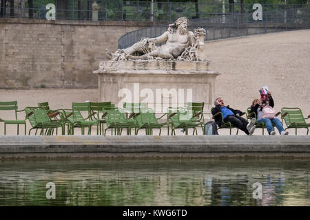 Frankreich, Paris, Paar entspannen im Jardin des Tuileries Stockfoto