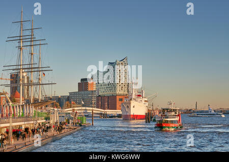 Elbphilharmonie, konzertsaal an der Elbe, HafenCity, Hamburg, Deutschland. Mit historischen Schiffen "Rickmer Rickmers" und "Cap San Diego" Stockfoto