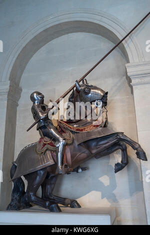 Die Darstellung eines mittelalterlichen Wissen montiert und zum Kampf in eine vollständige Suite der Rüstung gekleidet. Military Museum, Les Invalides, Paris, Frankreich Stockfoto