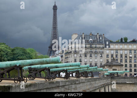 Frankreich, Paris, Kanonen vor Les Invalides, Eiffel Tower Stockfoto