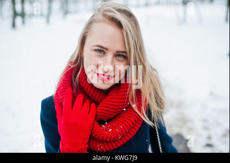 Portrai des blonden Mädchen in roten Schal und Mantel auf Wintertag. Stockfoto