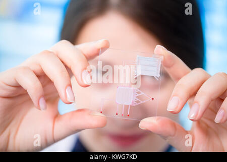 Frau mit LOC-Gerät (Lab-on-chip) Stockfoto