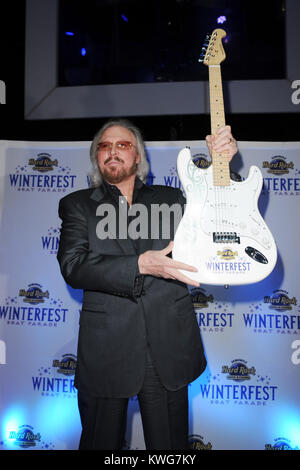 HOLLYWOOD, FL - 09 Dezember: Barry Gibb von den Bee Gees das Seminole Hard Rock Winterfest Boat Parade 2011 Grand Marshal Rezeption im Seminole Hard Rock Hotel besucht am 9. Dezember in Hollywood, Florida 2011. Personen: Barry Gibb Stockfoto