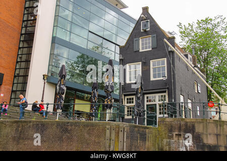 Amsterdam, Niederlande, 20. Juni 2015: die Menschen in der Nähe des Cafe de Sluyswacht am Ufer des Canal in Amsterdam Stockfoto