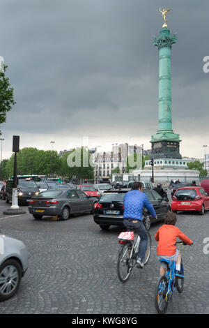 Frankreich, Paris, Place Bastille, Radfahrer Stockfoto