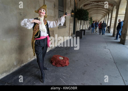 Frankreich, Paris, Mime Straßenmusik für Tipps auf dem "Place des Vosges Stockfoto