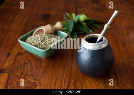 Yerba Mate in matero auf einem Tisch Stockfoto