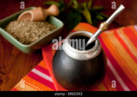 Yerba Mate in matero auf einem Tisch Stockfoto