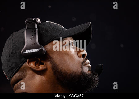Cincinnati, OH, USA. 4. Dez, 2017. Pittsburgh Steelers Head Coach Mike Tomlin schaut während eines Spiels zwischen den Pittsburgh Steelers und den Cincinnati Bengals an Paul Brown Stadium in Cincinnati, OH. Adam Lacy/CSM/Alamy leben Nachrichten Stockfoto