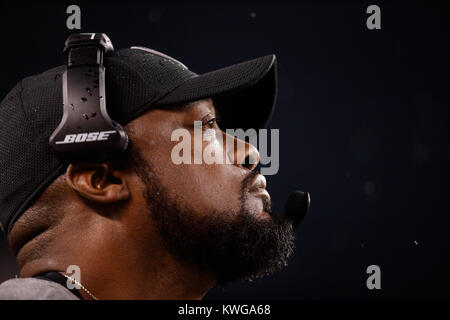 Cincinnati, OH, USA. 4. Dez, 2017. Pittsburgh Steelers Head Coach Mike Tomlin schaut während eines Spiels zwischen den Pittsburgh Steelers und den Cincinnati Bengals an Paul Brown Stadium in Cincinnati, OH. Adam Lacy/CSM/Alamy leben Nachrichten Stockfoto