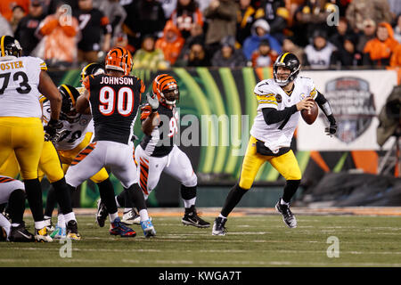 Cincinnati, OH, USA. 4. Dez, 2017. Pittsburgh Steelers Quarterback Ben Roethlisberger (7) kriecht, während eines Spiels zwischen den Pittsburgh Steelers und den Cincinnati Bengals an Paul Brown Stadium in Cincinnati, OH. Adam Lacy/CSM/Alamy leben Nachrichten Stockfoto