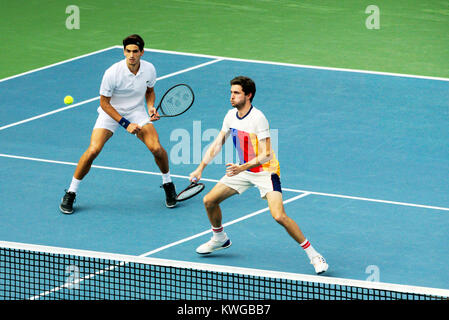 Pune, Indien. 2 Jan, 2018. Pierre-Hugues Herbert und Gilles Simon von Frankreich in Aktion in der ersten Runde der Doppelkonkurrenz bei Tata Open Maharashtra am Mahalunge Balewadi Tennis Stadium in Pune, Indien. Credit: karunesh Johri/Alamy leben Nachrichten Stockfoto