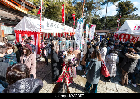 Japan, Kyoto, Yasaka Schrein. Für das neue Jahr. Massen von Menschen im Heiligtum Gründen feiern ihren Hatsumode, erster Besuch des neuen Jahres, gehen zwischen den Ständen Glücksbringer und fortune Papiere. Stockfoto