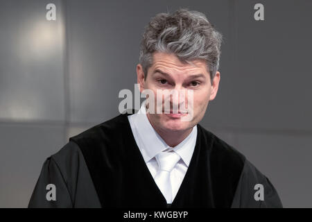 Düsseldorf, Deutschland. 03 Jan, 2018. Der vorsitzende Richter Mario Plein steht im Gerichtssaal in Düsseldorf, Deutschland, 03. Januar 2018. Am 24. Juli 2010 21 junge Menschen in der Masse während des Techno Parade in Duisburg gestorben. Mindestens 652 Menschen wurden verletzt. Sechs Mitarbeiter der Stadt Duisburg und für die Mitarbeiter des Veranstalters "lopavent" sind auf Versuch für fahrlässigen Tötung und Körperverletzung durch Fahrlässigkeit verursacht werden. Credit: Federico Gambarini/dpa/Alamy leben Nachrichten Stockfoto