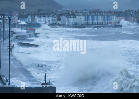 Aberystwyth, Ceredigion, Wales, UK. 03 Jan, 2018. UK Wetter: Sturm Eleanor schlägt Aberystwyth direkt am Meer, mit riesigen Wellen über die Promenade. Credit: Ian Jones/Alamy leben Nachrichten Stockfoto