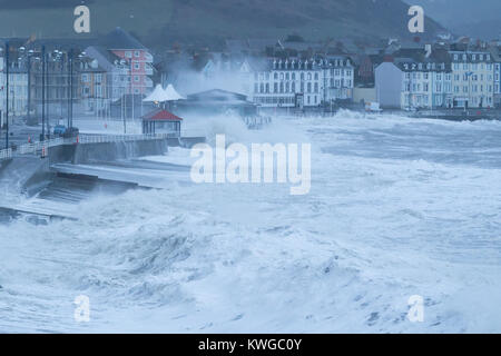 Aberystwyth, Ceredigion, Wales, UK. 03 Jan, 2018. UK Wetter: Sturm Eleanor schlägt Aberystwyth direkt am Meer, mit riesigen Wellen über die Promenade. Credit: Ian Jones/Alamy leben Nachrichten Stockfoto