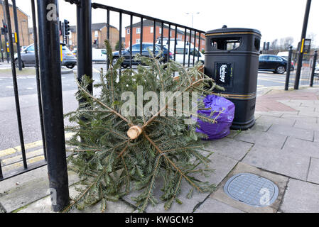 London, Großbritannien. 3 Jan, 2018. Leute beginnen ihre alten Weihnachtsbäume heraus zu werfen. Quelle: Matthew Chattle/Alamy leben Nachrichten Stockfoto