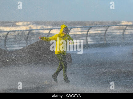 Sturm zerschlägt, Blackpool, Lancashire, UK Wetter 3 Jan, 2018. Sturm Eleanor bringt stürmische Meere, und riesigen Wellen zum Resort direkt am Meer. Der mächtige Sturm hat Struck Großbritannien mit tobenden Winde verursachen Wut zu leben" "Das verräterische Bedingungen waren in vielen Teilen des Vereinigten Königreichs erlebt. Eine gelbe 'vorbereitet'-Warnung, die Winde, die bis zu 90 mph in einigen Bereichen, für North West Küste von England ausgestellt wurde. Eine aktualisierte gelben 'bewusst' Warnung sein hat auch mittlerweile Eingerichtet für Teile der Fylde Coast. Kredit; MediaWorldImages/AlamyLiveNews Stockfoto