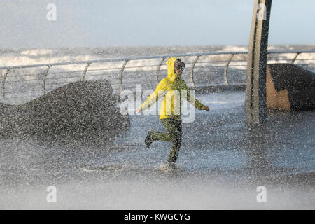 Sturm zerschlägt, Blackpool, Lancashire, UK Wetter 3 Jan, 2018. Sturm Eleanor bringt stürmische Meere, und riesigen Wellen zum Resort direkt am Meer. Der mächtige Sturm hat Struck Großbritannien mit tobenden Winde verursachen Wut zu leben" "Das verräterische Bedingungen waren in vielen Teilen des Vereinigten Königreichs erlebt. Eine gelbe 'vorbereitet'-Warnung, die Winde, die bis zu 90 mph in einigen Bereichen, für North West Küste von England ausgestellt wurde. Eine aktualisierte gelben 'bewusst' Warnung sein hat auch mittlerweile Eingerichtet für Teile der Fylde Coast. Kredit; MediaWorldImages/AlamyLiveNews Stockfoto