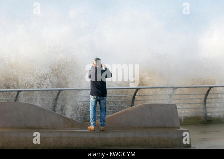 Sturm zerschlägt, Blackpool, Lancashire, UK Wetter 3 Jan, 2018. Sturm Eleanor bringt stürmische Meere, und riesigen Wellen zum Resort direkt am Meer. Der mächtige Sturm hat Struck Großbritannien mit tobenden Winde verursachen Wut zu leben" "Das verräterische Bedingungen waren in vielen Teilen des Vereinigten Königreichs erlebt. Eine gelbe 'vorbereitet'-Warnung, die Winde, die bis zu 90 mph in einigen Bereichen, für North West Küste von England ausgestellt wurde. Eine aktualisierte gelben 'bewusst' Warnung sein hat auch mittlerweile Eingerichtet für Teile der Fylde Coast. Kredit; MediaWorldImages/AlamyLiveNews Stockfoto