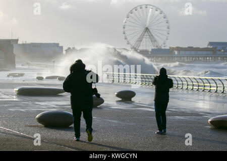 Sturm zerschlägt, Blackpool, Lancashire, UK Wetter 3 Jan, 2018. Sturm Eleanor bringt stürmische Meere, und riesigen Wellen zum Resort direkt am Meer. Der mächtige Sturm hat Struck Großbritannien mit tobenden Winde verursachen Wut zu leben" "Das verräterische Bedingungen waren in vielen Teilen des Vereinigten Königreichs erlebt. Eine gelbe 'vorbereitet'-Warnung, die Winde, die bis zu 90 mph in einigen Bereichen, für North West Küste von England ausgestellt wurde. Eine aktualisierte gelben 'bewusst' Warnung sein hat auch mittlerweile Eingerichtet für Teile der Fylde Coast. Kredit; MediaWorldImages/AlamyLiveNews Stockfoto