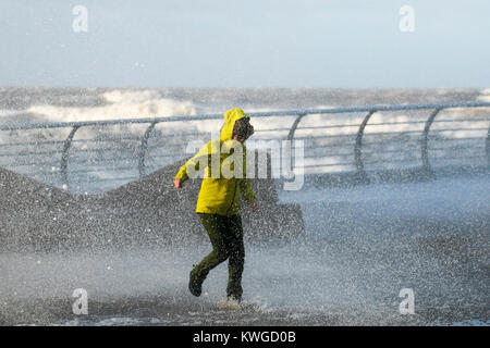 Sturm zerschlägt, Blackpool, Lancashire, UK Wetter 3 Jan, 2018. Sturm Eleanor bringt stürmische Meere, und riesigen Wellen zum Resort direkt am Meer. Der mächtige Sturm hat Struck Großbritannien mit tobenden Winde verursachen Wut zu leben" "Das verräterische Bedingungen waren in vielen Teilen des Vereinigten Königreichs erlebt. Eine gelbe 'vorbereitet'-Warnung, die Winde, die bis zu 90 mph in einigen Bereichen, für North West Küste von England ausgestellt wurde. Eine aktualisierte gelben 'bewusst' Warnung sein hat auch mittlerweile Eingerichtet für Teile der Fylde Coast. Kredit; MediaWorldImages/AlamyLiveNews Stockfoto