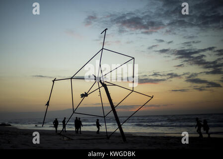 Gaza, Gaza, Palästina. 2 Jan, 2018. Palästinenser genießen Ihre Zeit am Strand in Gaza Stadt. Credit: Mahmoud Issa/Quds Net News/ZUMA Draht/Alamy leben Nachrichten Stockfoto