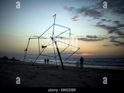 Gaza, Gaza, Palästina. 2 Jan, 2018. Palästinenser genießen Ihre Zeit am Strand in Gaza Stadt. Credit: Mahmoud Issa/Quds Net News/ZUMA Draht/Alamy leben Nachrichten Stockfoto