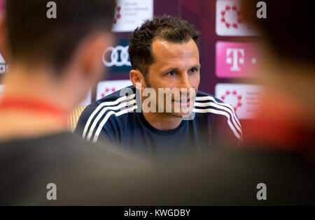 Doha, Katar. 03 Jan, 2018. Bayern Münchens Sportdirektor Hasan Salihamidzic spricht während einer Pressekonferenz in Doha, Katar, 03. Januar 2018. Die Mannschaft des FC Bayern München bereitet sich auf den bevorstehenden zweiten Hälfte der Deutschen Bundesliga im Trainingslager in Katar vom 02. Januar - 07. Januar 2018. Credit: Sven Hoppe/dpa/Alamy leben Nachrichten Stockfoto