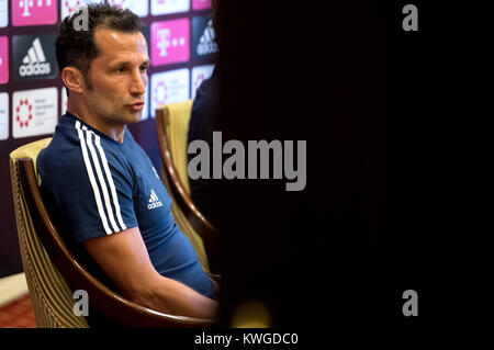 Doha, Katar. 03 Jan, 2018. Bayern Münchens Sportdirektor Hasan Salihamidzic spricht während einer Pressekonferenz in Doha, Katar, 03. Januar 2018. Die Mannschaft des FC Bayern München bereitet sich auf den bevorstehenden zweiten Hälfte der Deutschen Bundesliga im Trainingslager in Katar vom 02. Januar - 07. Januar 2018. Credit: Sven Hoppe/dpa/Alamy leben Nachrichten Stockfoto