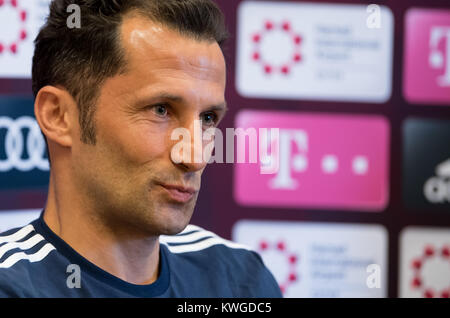 Doha, Katar. 03 Jan, 2018. Bayern Münchens Sportdirektor Hasan Salihamidzic spricht während einer Pressekonferenz in Doha, Katar, 03. Januar 2018. Die Mannschaft des FC Bayern München bereitet sich auf den bevorstehenden zweiten Hälfte der Deutschen Bundesliga im Trainingslager in Katar vom 02. Januar - 07. Januar 2018. Credit: Sven Hoppe/dpa/Alamy leben Nachrichten Stockfoto