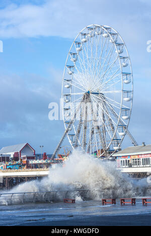 Blackpool, Großbritannien. 3 Jan, 2018. Wetter news. Sturm Eleanor zerschlägt das Resort Stadt Blackpool. Die fünfte benannte Sturm der Wintersaison bringt Hugh Wellen und Stürme entlang der seafornt. Credit: Gary Telford/Alamy leben Nachrichten Stockfoto