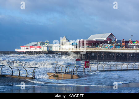 Blackpool, Großbritannien. 3 Jan, 2018. Wetter news. Sturm Eleanor zerschlägt das Resort Stadt Blackpool. Die fünfte benannte Sturm der Wintersaison bringt Hugh Wellen und Stürme entlang der seafornt. Credit: Gary Telford/Alamy leben Nachrichten Stockfoto