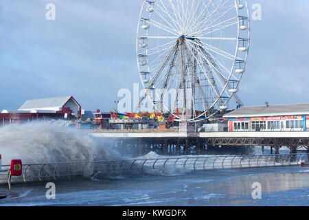 Blackpool, Großbritannien. 3 Jan, 2018. Wetter news. Sturm Eleanor zerschlägt das Resort Stadt Blackpool. Die fünfte benannte Sturm der Wintersaison bringt Hugh Wellen und Stürme entlang der seafornt. Credit: Gary Telford/Alamy leben Nachrichten Stockfoto