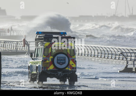 Blackpool, Großbritannien. 3 Jan, 2018. Wetter news. Sturm Eleanor zerschlägt das Resort Stadt Blackpool. Die fünfte benannte Sturm der Wintersaison bringt Hugh Wellen und Stürme entlang der seafornt. Credit: Gary Telford/Alamy leben Nachrichten Stockfoto