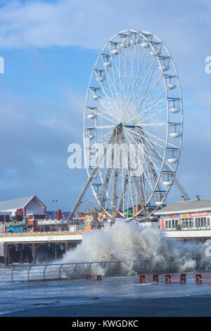 Blackpool, Großbritannien. 3 Jan, 2018. Wetter news. Sturm Eleanor zerschlägt das Resort Stadt Blackpool. Die fünfte benannte Sturm der Wintersaison bringt Hugh Wellen und Stürme entlang der seafornt. Credit: Gary Telford/Alamy leben Nachrichten Stockfoto