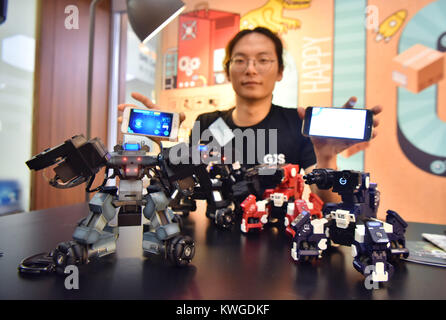 Hongkong, China. 3 Jan, 2018. Ein Aussteller zeigt Spielzeug Roboter auf einer Pressekonferenz in Hong Kong, South China, Jan. 3, 2018. Die Pressekonferenz am Mittwoch, den 44. Hong Kong Toys & Games Fair, die vom 8. bis 11. Januar stattfinden wird. Mehr als 3.000 Aussteller werden die Messe besuchen. Credit: Wang Xi/Xinhua/Alamy leben Nachrichten Stockfoto