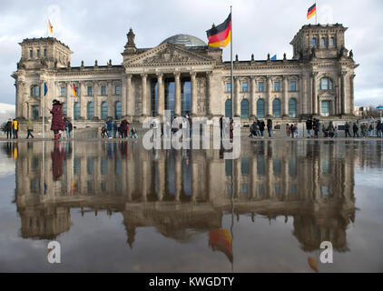 Berlin, Deutschland. 03 Jan, 2018. Der Reichstag wird gespiegelt in einer riesigen Pfütze in Berlin, Deutschland, 03. Januar 2018. Credit: Paul Zinken/dpa/Alamy leben Nachrichten Stockfoto