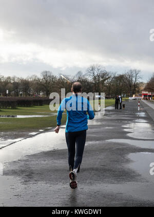 Berlin, Deutschland. 03 Jan, 2018. Ein Mann joggt durch das Regierungsviertel in Berlin, Deutschland, 03. Januar 2018. Credit: Paul Zinken/dpa/Alamy leben Nachrichten Stockfoto