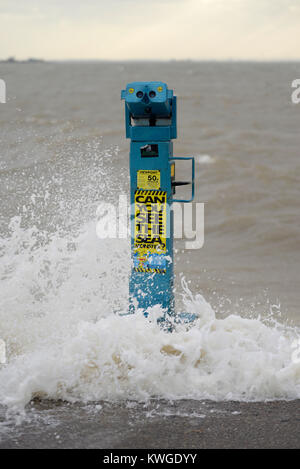 Sturm Eleanor und eine Flut drückte die Mündung der Themse Wellen über dem Meer Wand in Southend on Sea. Münzautomaten Teleskop von den Wellen verschlungen. Sehen Sie das Meer Monster Stockfoto